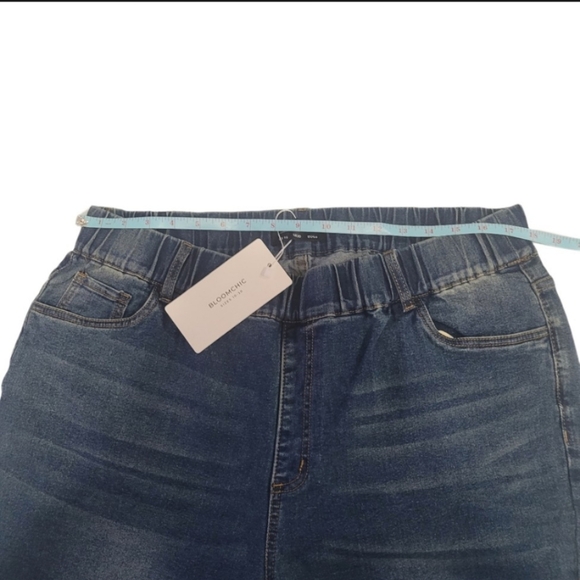 NWT  BloomChic  Women's Size 16 Elastic Waist  Roll Hem Ankle  Dark Wash Jeans - Picture 10 of 16